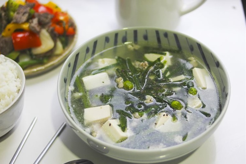 Суп с соломенными грибами, тофу и фаршем