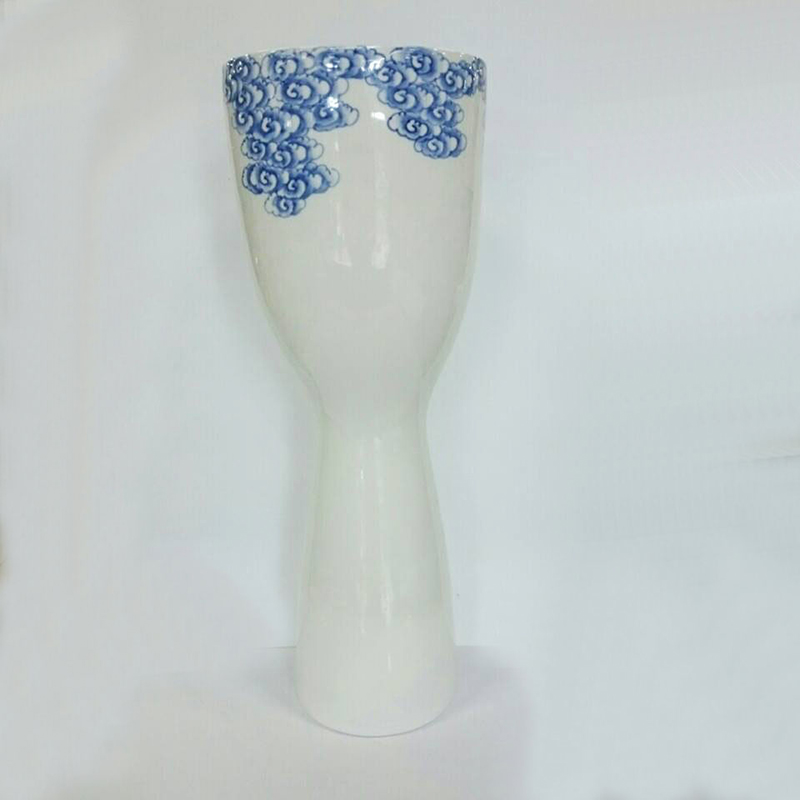 Ваза декоративная, сделана из керамики с покрытием глазури