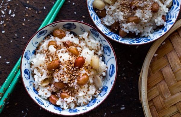 Рецепт: клейкий рис с арахисом (сой лак)
